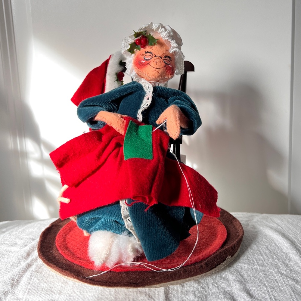 Vintage Annalee 1994 Mrs Claus "Last Minute Mending" Sewing‎ on Rocking Chair